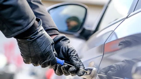 Symbolfoto Einbruch in Auto, Autoeinbruch, Autodiebstahl auf der Festwiese Radebeul.