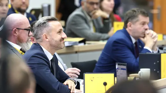 Sven Schulze (CDU) sitzt nahe Ulrich Siegmund (AfD) und Hans-Thomas Tillschneider (AfD) während der konstituierenden Sitzung des Landtags von Sachsen-Anhalt