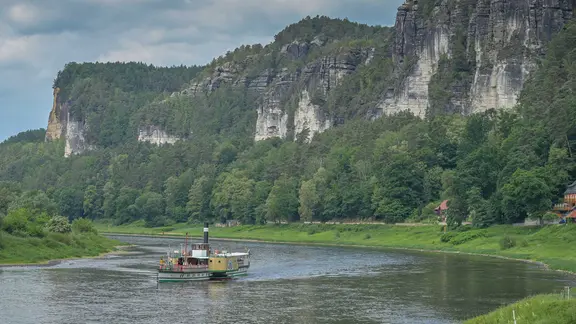 Raddampfer auf der Elbe zwischen Rathen und Wehlen
