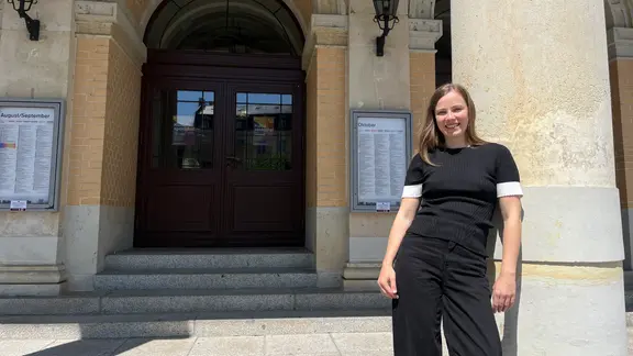 Η Saskia Rosendahl ανακάλυψε την αγάπη της για την υποκριτική από νωρίς στην Όπερα Halle. | Carolin Büscher/MDR Η ηθοποιός Saskia Rosendahl μπροστά από την είσοδο της Όπερας Halle