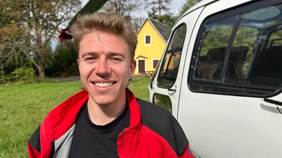 Der Hubschrauberpilot Tobis Berger vor seinem Hubschrauer im September 2026. Vor fünf Jahren hat er seinen Pilotenschein in den USA gemacht.