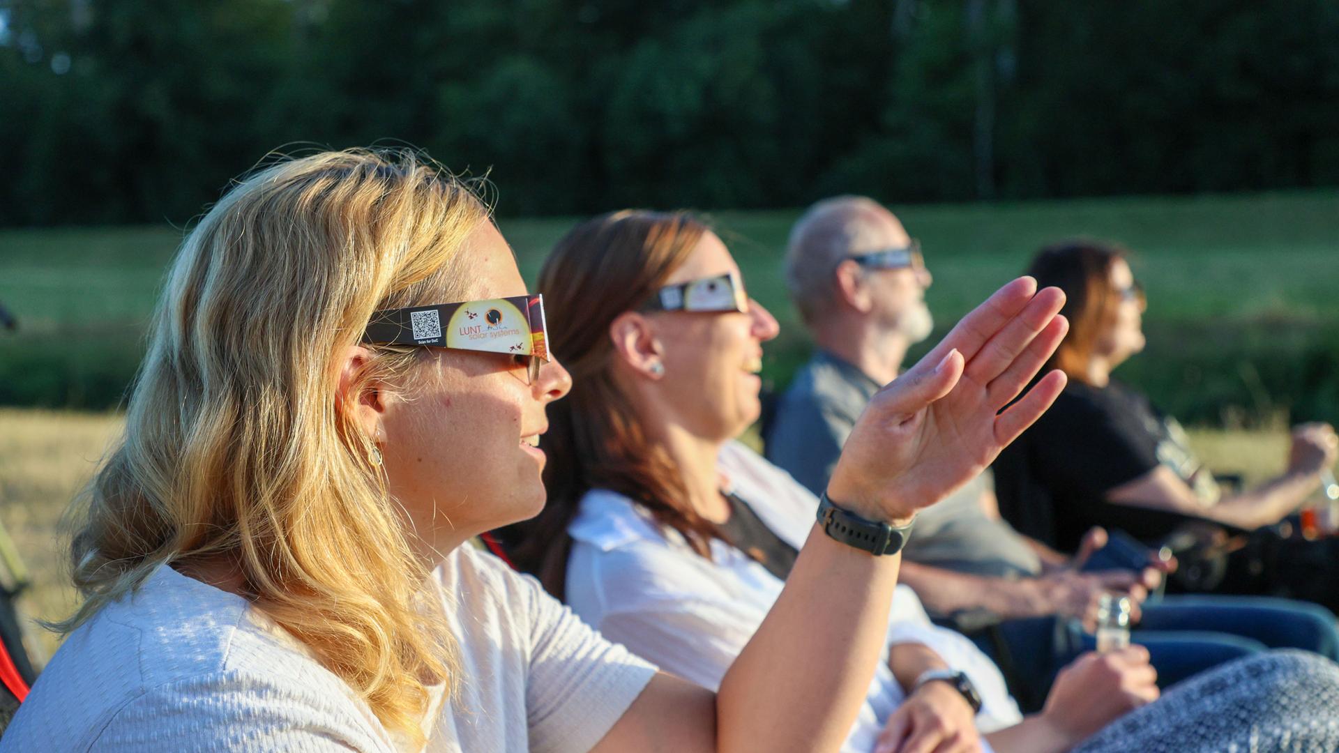 Menschen mit spezieller Brille schauen Richtung Sonnen | EHL/Björn Stach