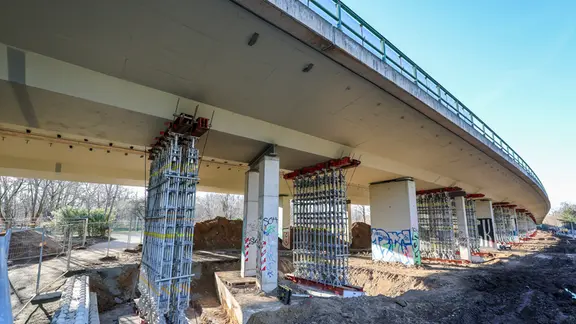 Bauarbeiter errichten zusätzliche Stützen unter der maroden Agra-Brücke.