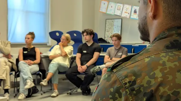 Junge Leute sitzen in einem Workshop
