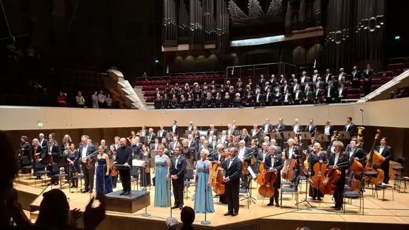MDR-Ensembles im Schlussapplaus auf der Gewandhaus-Bühne