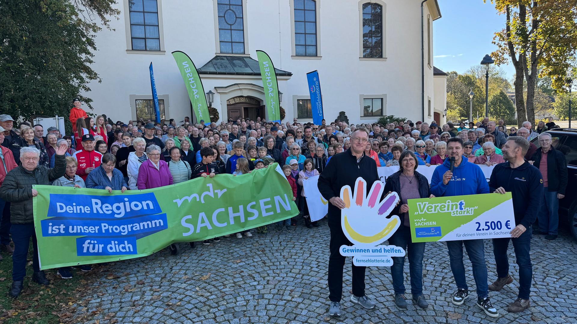 Eine Gruppe von Menschen mit Plakaten und Fahnen | MDR SACHSEN