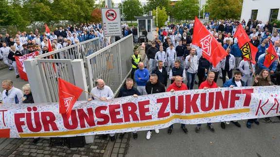 Beschäftige aus dem Motorenwerk von Volkswagen Sachsen in Chemnitz sowie Vertreter der Gewerkschaft protestieren vor dem Werkstor in Chemnitz. | পিকচার অ্যালায়েন্স/ডিপিএ | হেনড্রিক শ্মিট Beschäftige aus dem Motorenwerk von Volkswagen Sachsen in Chemnitz sowie Vertreter der Gewerkschaft protestieren vor dem Werkstor in Chemnitz.