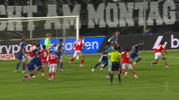 Fußballer des HFC und von Schalke 04 vor dem Tor.