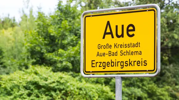 Ortseingangsschild von Aue-Bad Schlema im Erzgebirge.