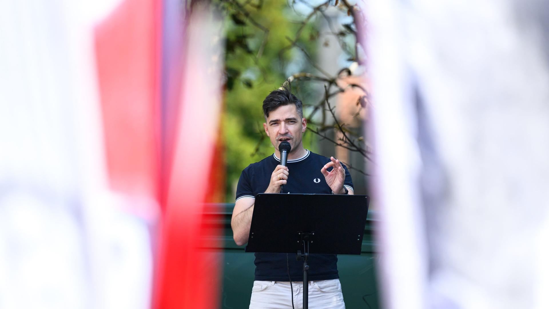  Martin Sellner am Samstag, 12. September 2026, im Rahmen einer Versammlung der rechtsextremen Identitären am Kahlenberg in Wien. | picture alliance / APA-Images | MAX SLOVENCIK