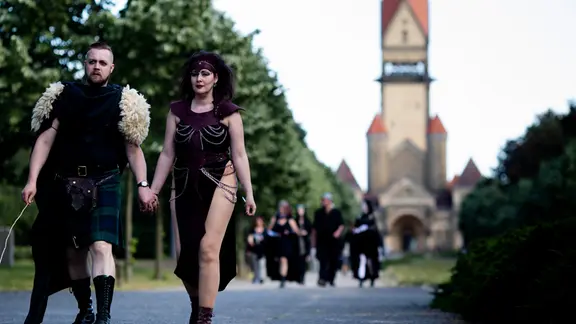 Besucher verlassen nach der Führung «Grabgeflüster» den Südfriedhof in Richtung Wave-Gotik-Treffen.