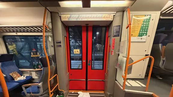 Blick auf die Tür in einem verschmutzen Regionalexpress.