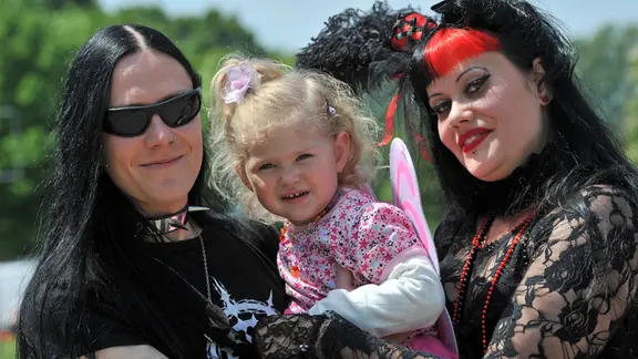 Die Wave-Gotik Besucher Patrick und Denise aus der Nähe von Bonn haben am Samstag (22.05.2010) ihre kleine Tochter Alvina (2) mit nach Leipzig gebracht.