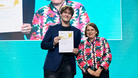 Ben Waldmann mit Prof. Dr. Claudia Felser, Vizepräsidentin der Max-Planck-Gesellschaft zur Förderung der Wissenschaften e. V.