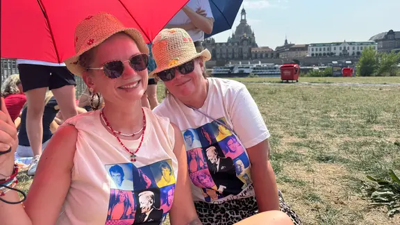 Kaisermania-Fans mit Sonnenschirm am Elbufer