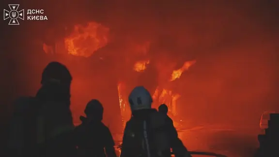 Flammen, drei Feuerwehrleute