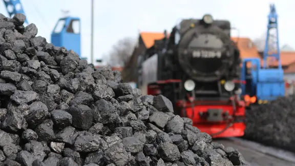 Eine Lok der Harzer Schmalspurbahn HSB fährt im Bahnhof Wernigerode (Sachsen-Anhalt).