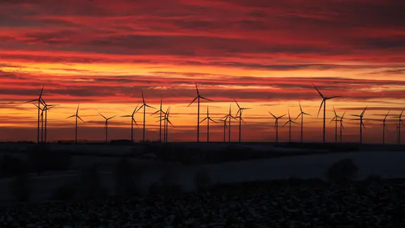 Windkraftanlagen bei Sonnenuntergang im Windpark Bachra bei Rastenberg