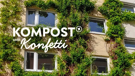 Ein mehrstöckiges Gebäude mit einer begrünten Fassade.