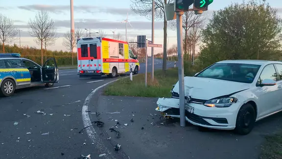 Unfall Leipzig - ein Auto fährt gegen eine Ampel
