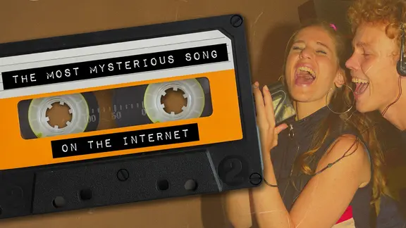 Zwei junge Menschen hören Musik aus dem Walkman und singen laut mit.