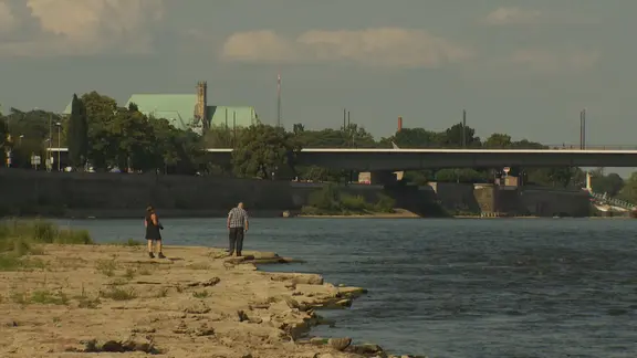 Menschen auf dem trockenen Boden der Elbe.