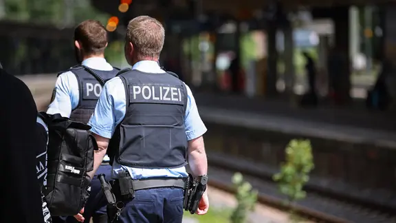 Bundespolizei Beamte am Bahnhof
