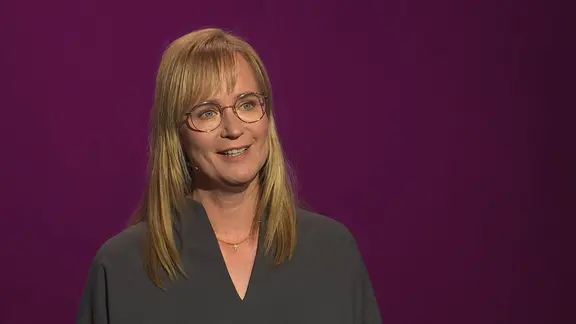 Eine Frau im Porträt. Eva von Angern, Spitzenkandidatin der Linken für die Landtagswahl in Sachsen-Anhalt.