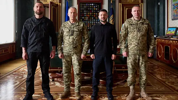 Amtierender ukrainischer Verteidigungsminister Jewhenij Chmara (l-r), der Ex-Oberbefehlshaber der ukrainischen Streitkräfte, Oleksandr Syrskyi, Präsident Wolodymyr Selenskyj und der Oberbefehlshaber der ukrainischen Streitkräfte Mykhailo Drapatyi