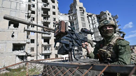 Russischer Soldat einer Luftverteidigungseinheit an einem Luftbeobachtungsposten am Frontabschnitt Dobropillja im Gebiet Donezk, 14. Juli 2026.