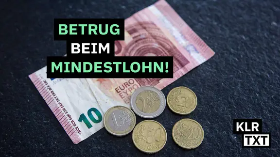Euro-Banknoten und -Münzen im Wert von 13,90 Euro liegen auf einer dunklen Oberfläche.