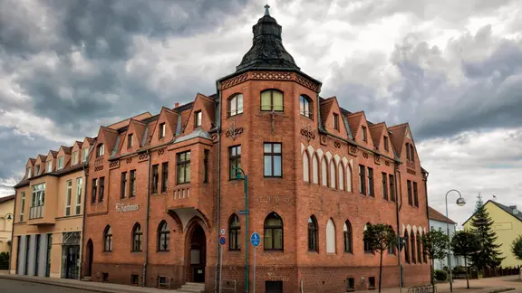 Blick auf einen repräsentativen, roten Backsteinbau.