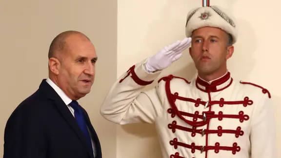 Rumen Radev betritt während einer Zeremonie in Sofia die Gerbova-Halle im Präsidialgebäude.