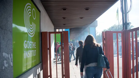 Menschen gehen in das Goethe-Institut in Moskau.