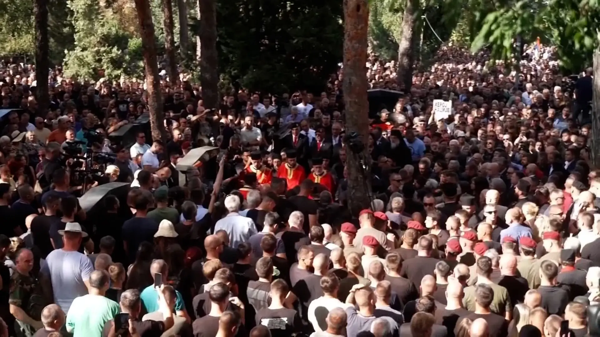 Video: Tausende Menschen erweisen Kriegsverbrecher Mladic die letzte Ehre