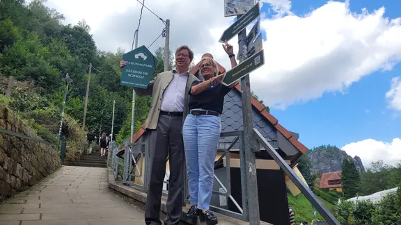 Die Bastei ist nach dem Sturm Anfang August 2026 von Rathen wieder erreichbar: Sachsens Forstminister Georg-Ludwig von Breitenbuch (CDU) und Tourismusministerin Barbara Klepsch (CDU) eröffneten den 1,2 Kilometer langen Basteiweg. | Sachsenforst/Hp Mayr Forstminister Georg-Ludwig von Breitenbuch und Tourismusministerin Barbara Klepsch stehen an den Wegeschildern am Basteiweg.