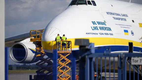 Eine ukrainische Antonov parkt am Flughafen Leipzig/Halle hinter einem Zaun auf dem Flughafengelände.