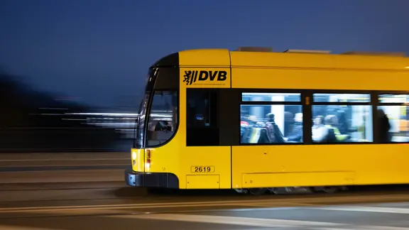 Eine Straßenbahn der Dresdner Verkehrsbetriebe (DVB) fährt.