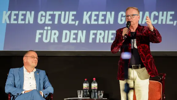 Uwe Steimle (r), Kabarettist, spricht neben Tino Chrupalla (AfD), Bundesvorsitzender, auf einer Veranstaltung der AfD Sachsen-Anhalt.