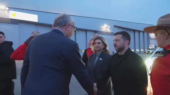 Selenskyj und Frau werden begrüßt