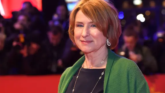Porträt der Schauspielerin Corinna Harfouch auf dem Roten Teppich. 