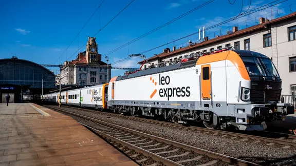 Ein Leo Express-Zug am Hauptbahnhof in Prag. Der Zug startet in Frankfurt und hält auch in Eisenach, Gotha, Erfurt, Weimar und Apolda.