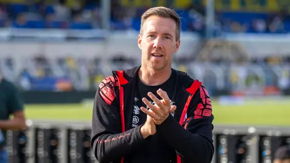 Fabian Gerber bedankt sich bei den Fans nach dem Sieg gegen Lok Leipzig. 
