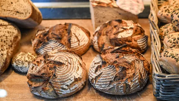 Brote werden im Verkaufsraum in einer Bäckerei und Konditorei angeboten. 
