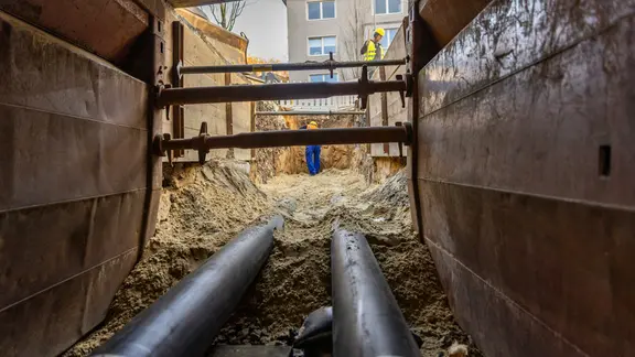Rohrleitungen liegn im offenen Graben