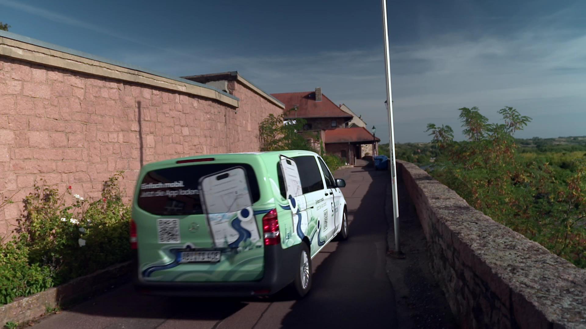 Ein Kleinbus fährt eine Straße hoch. | MDR SACHSEN-ANHALT
