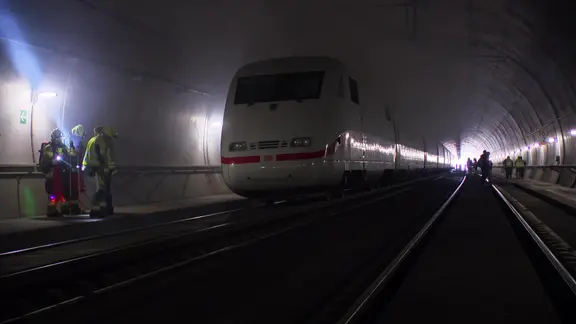Feuerwehrleute an einem ICE im Sandbergtunnel