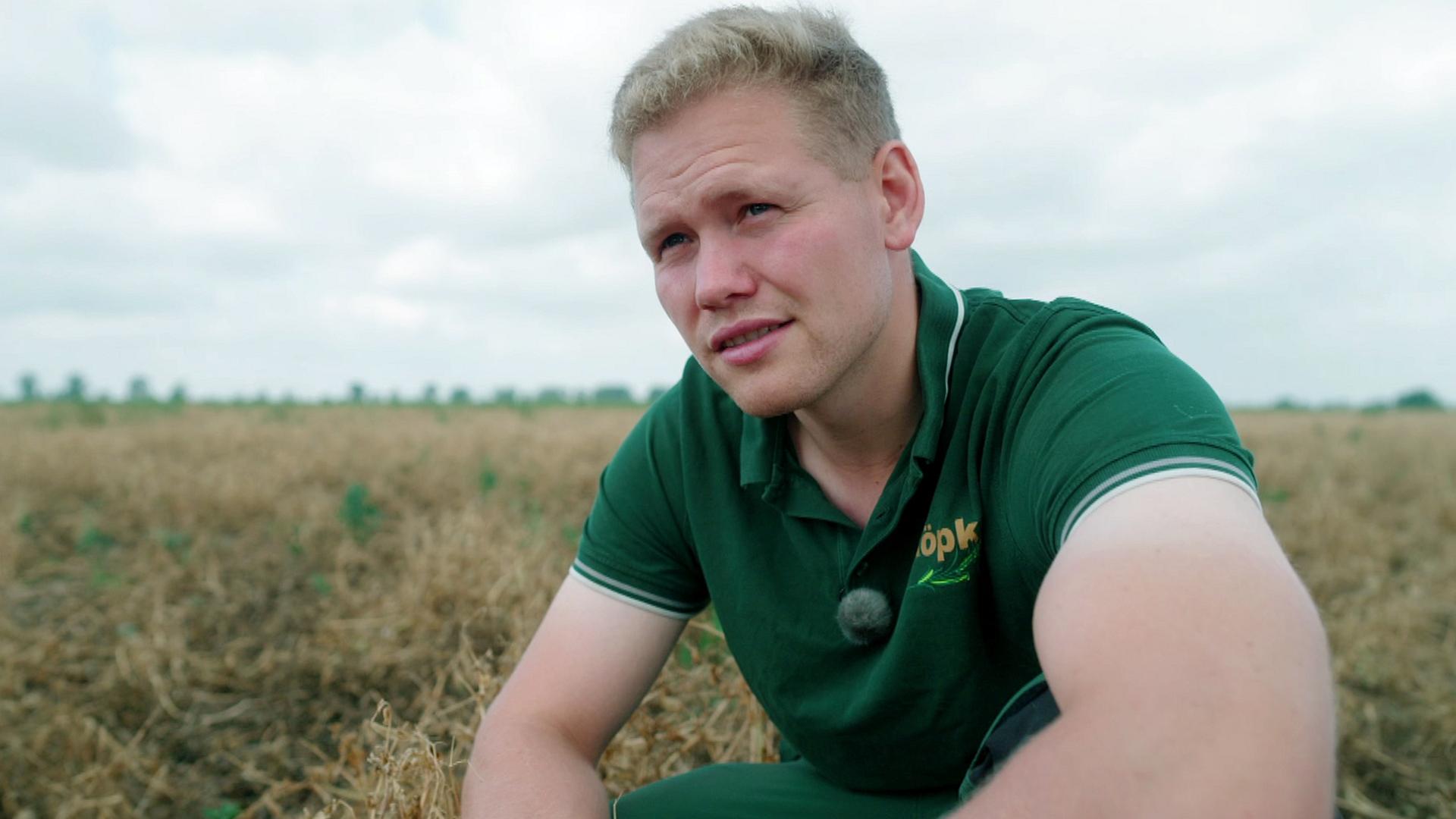 Landwirt Jacques Köpke sitzt auf einem seiner Felder.
 | MDR Investigativ