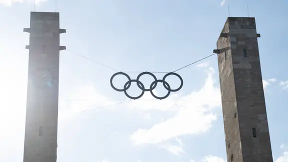 Die Olympischen Ringe am Olympischen Tor des Olympiastadions in Berlin.