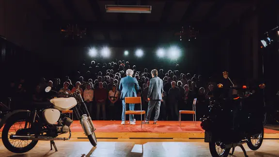 Regisseur Janek Liebetruth und Autor Aron Boks bei der Premiere von "Simson: Freiheit", auf der Bühne stehen zwei Mopeds